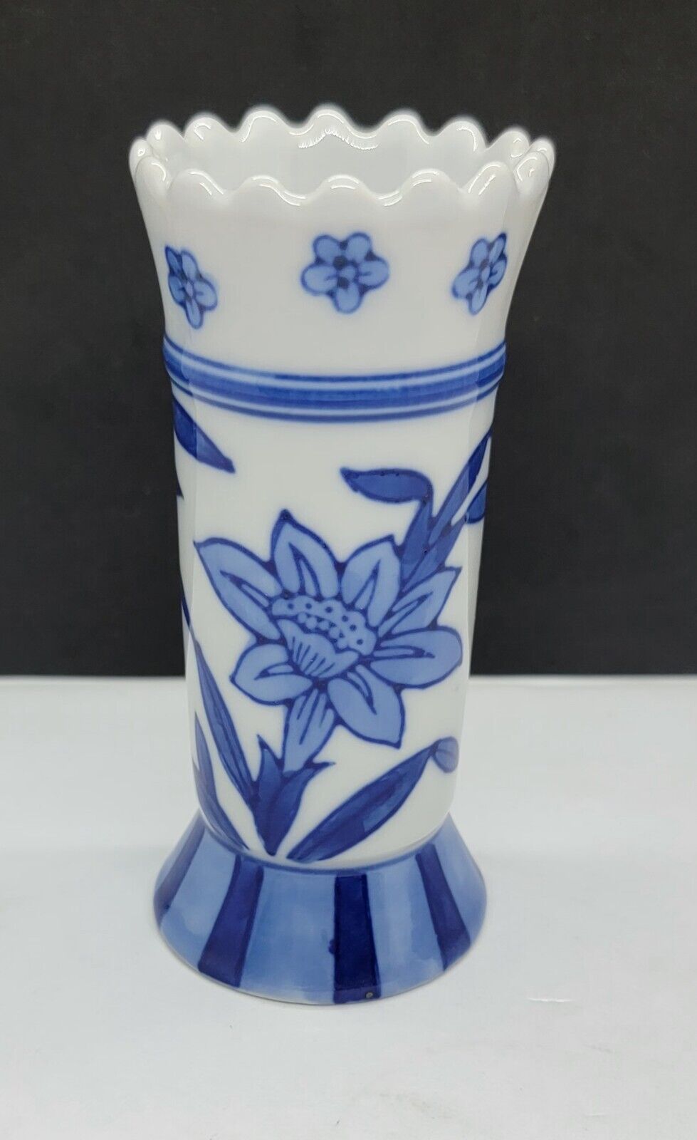 Minature Blue And White Flower Leaf Bud Vase  Scalloped Edge 4.25\