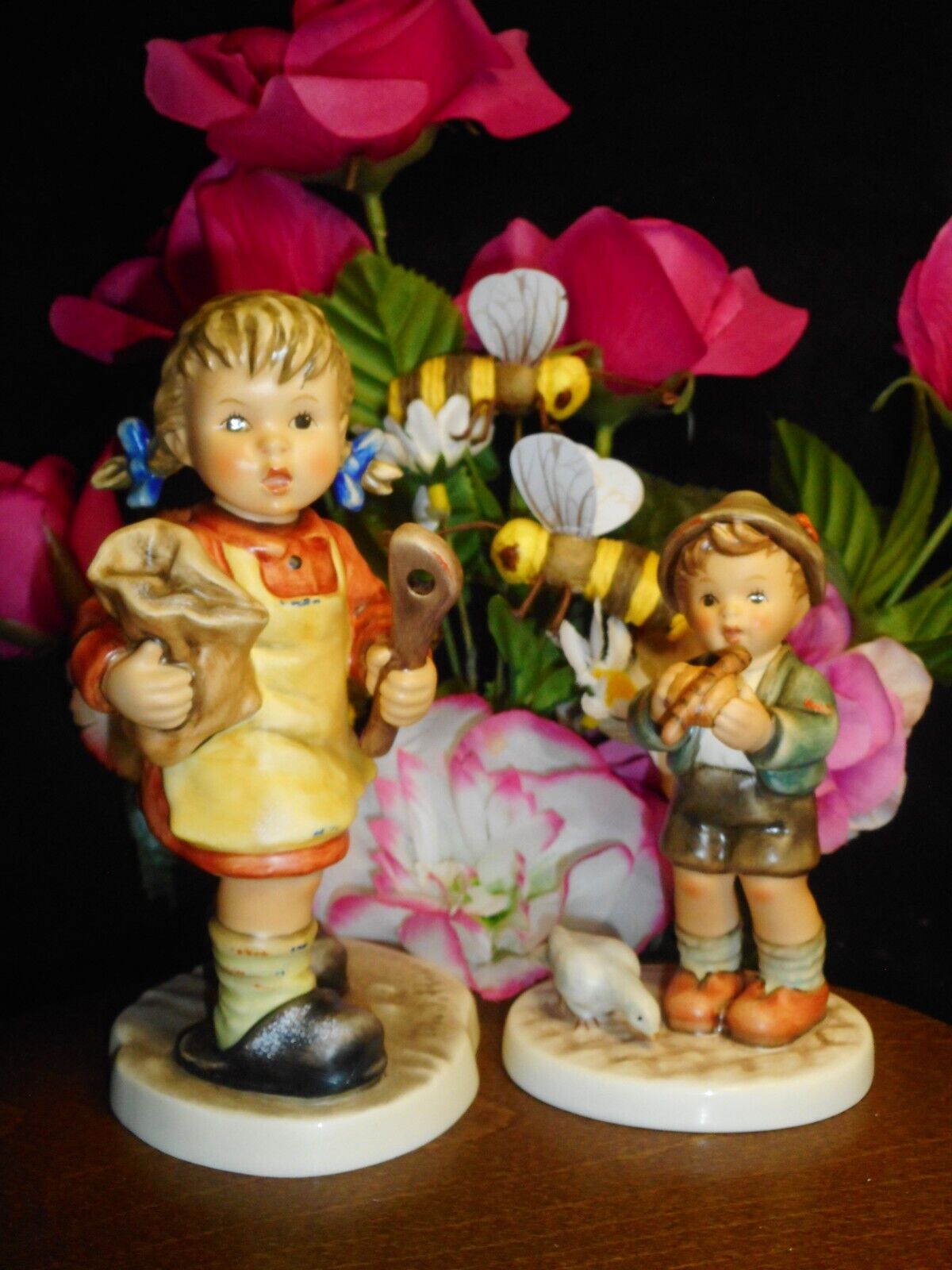 2 HUMMEL FIGURINES MIXING THE CAKE 2167 FIRST ISSUE & 2425 MAX 2019/20 CLUB MINT