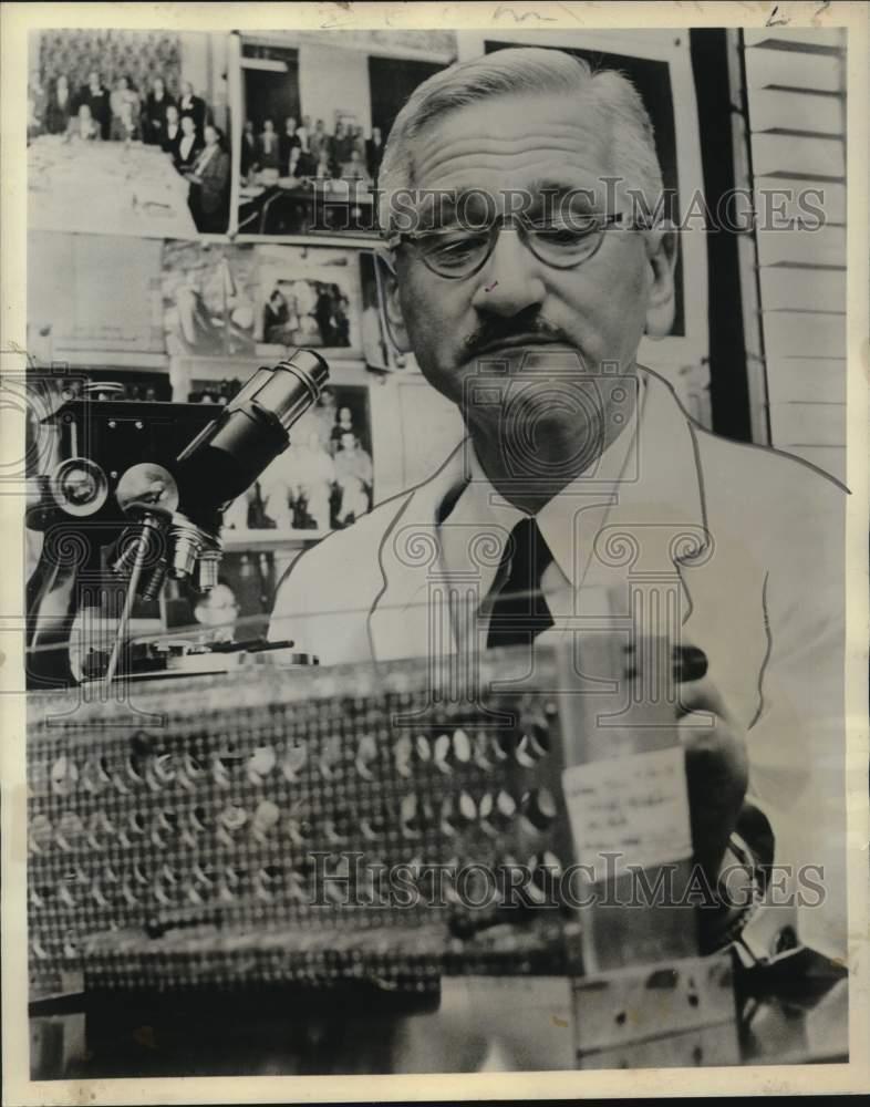 1963 Press Photo Dr. Albert Sabin in His Laboratory at University of Cincinnati