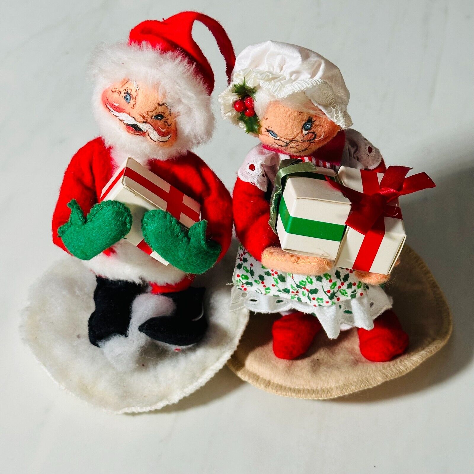 AnnaLee Dolls Mr. & Mrs. Claus Carrying Gifts  Pre-owned Around 1990 No Tags 8\