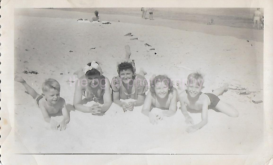 A DAY AT THE BEACH Vintage FOUND PHOTO Black+White Snapshot ORIGINAL 311 41 G