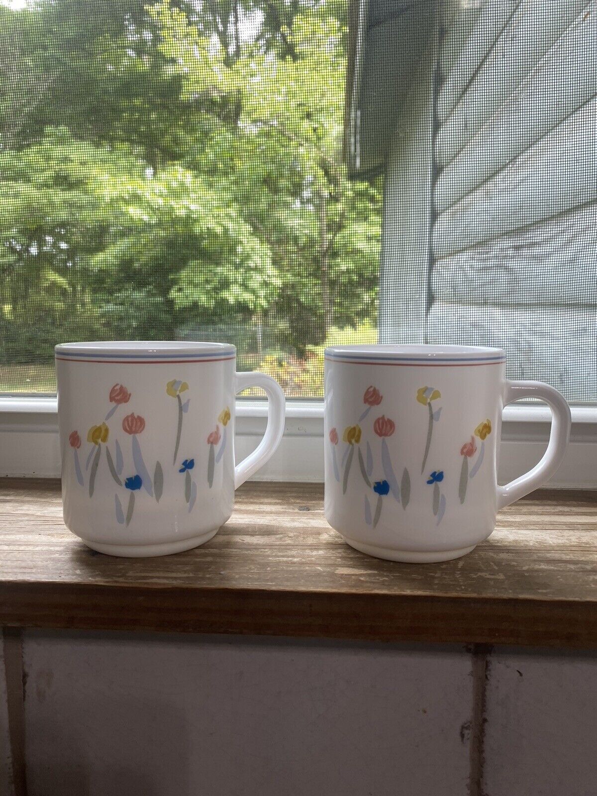 SET OF 2 ARCOPAL FRANCE FLORAL MUGS CUPS, Milk Glass Vintage