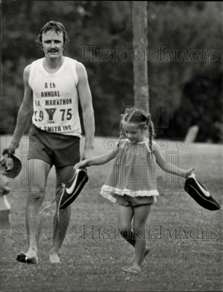 1976 Press Photo Man and child at Miami Bicentennial Marathon in Florida
