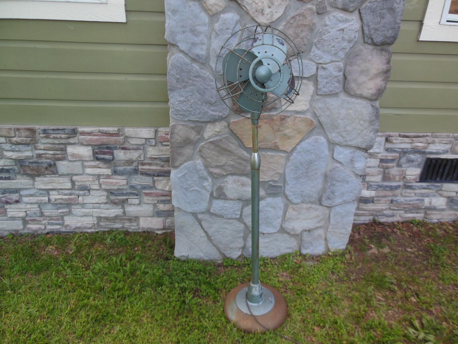 Vintage 1940\'s Westinghouse Poweraire Model 12PAP Oscillating Pedestal Fan