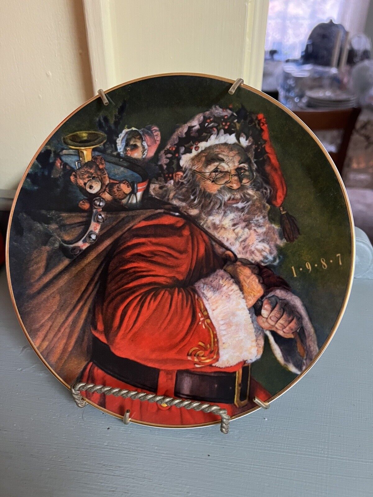Avon “The Magic That Santa Brings” Decorative Plate