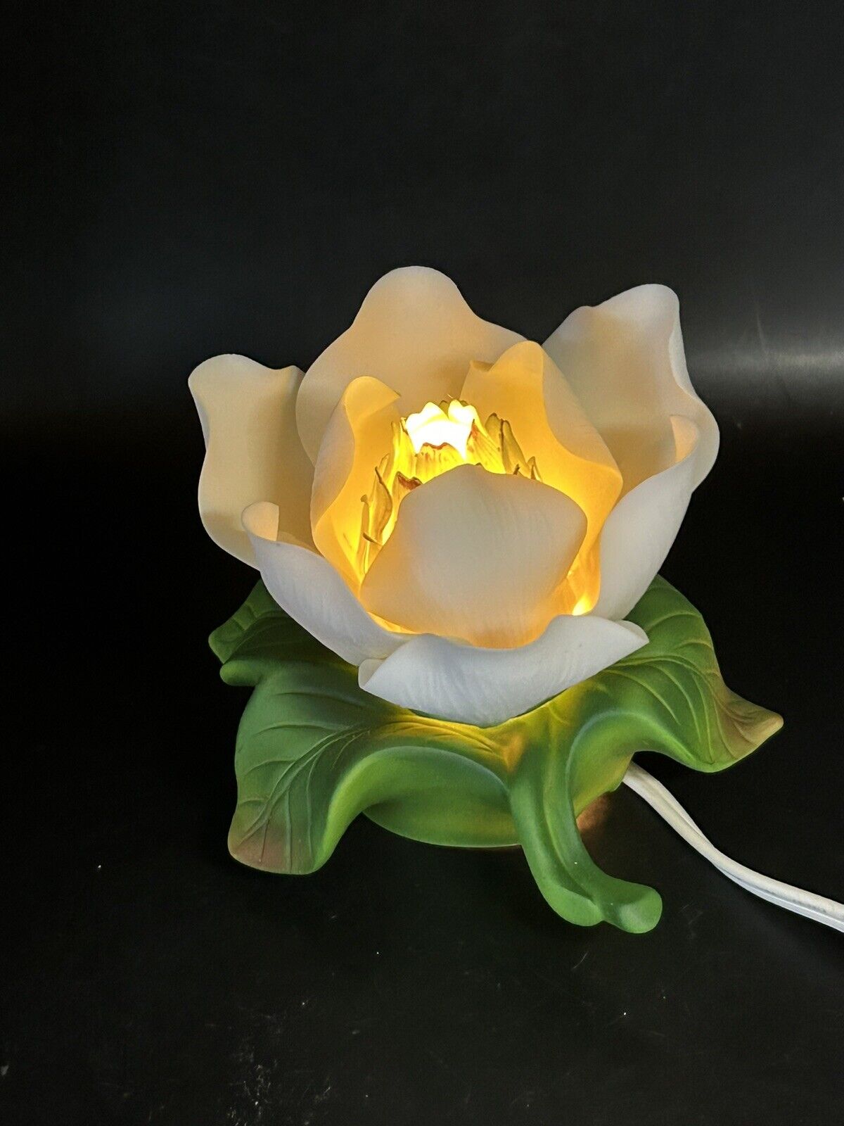 Avon Gift Collection Bisque Porcelain Magnolia Accent Light Night Light 1998 NIB