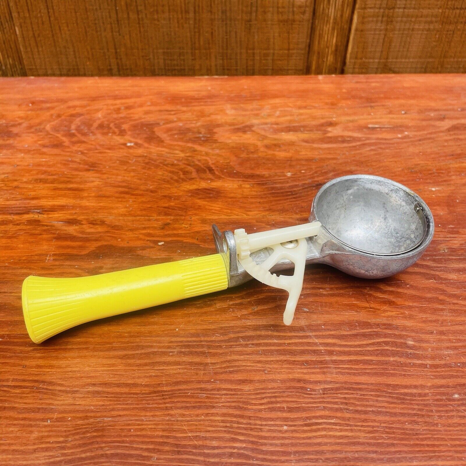 Vintage ice cream scoop Yellow Handle