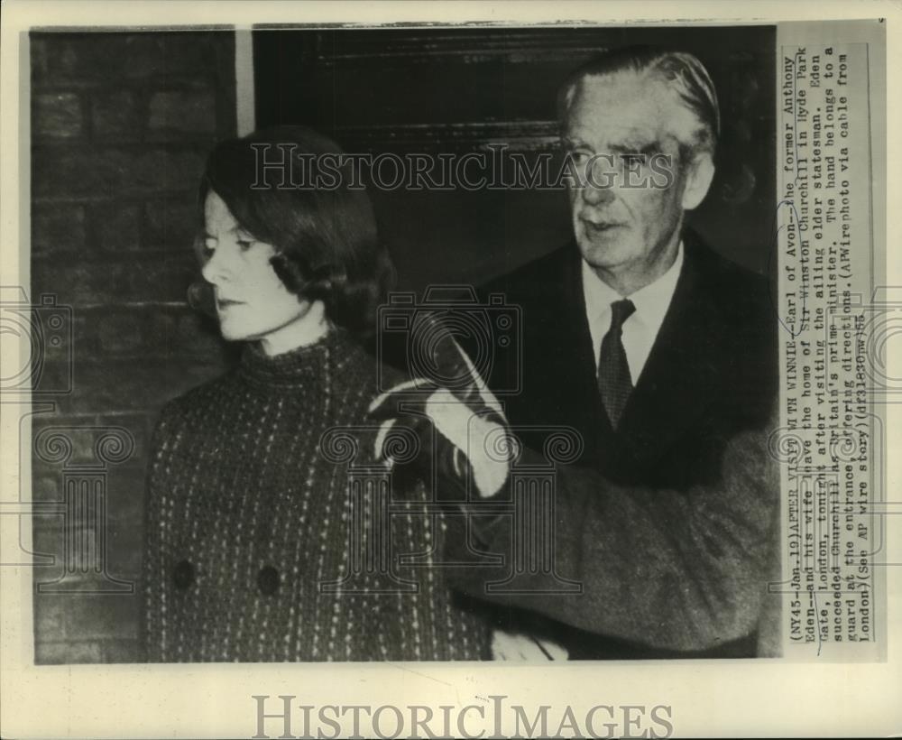 1965 Press Photo Earl of Avon & wife leave Hyde Park as guard offers directions