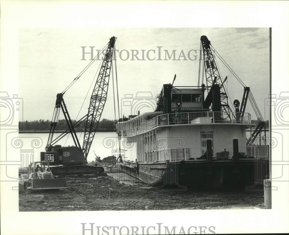 1983 Press Photo Robert E. Lee (Paddlewheel) lifted by cranes on shoreline