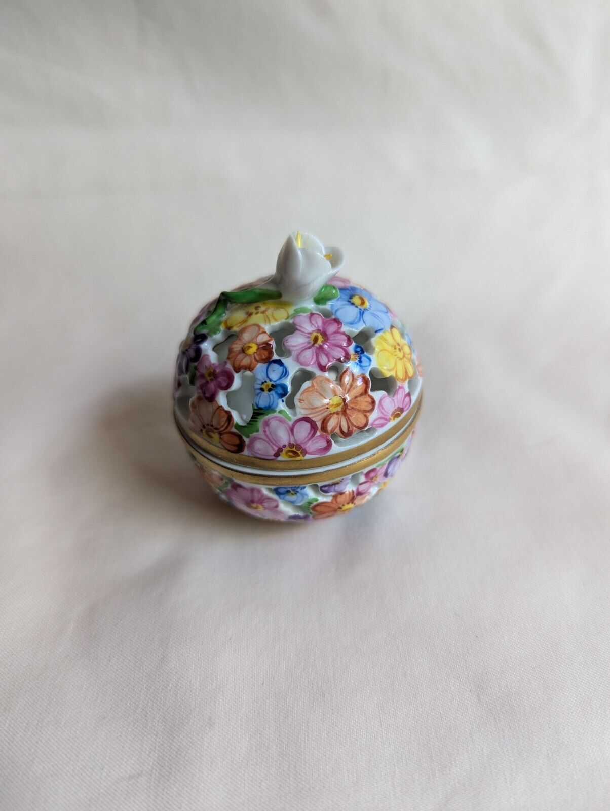 Herend Hungary Open Work Reticulated Floral Trinket Pill Box Bonbon ~ 2.5\