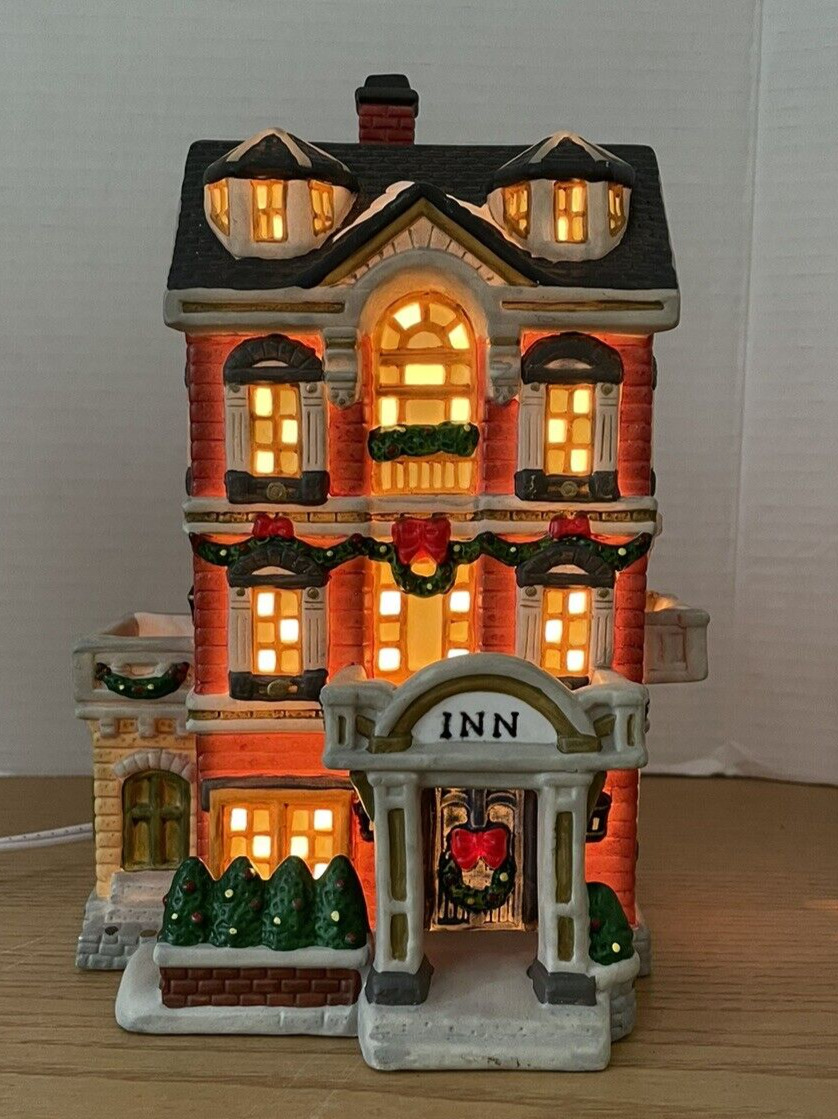 1997 Dickens Collectables Towne Series Cozy Inn Hotel Christmas Village Lighted