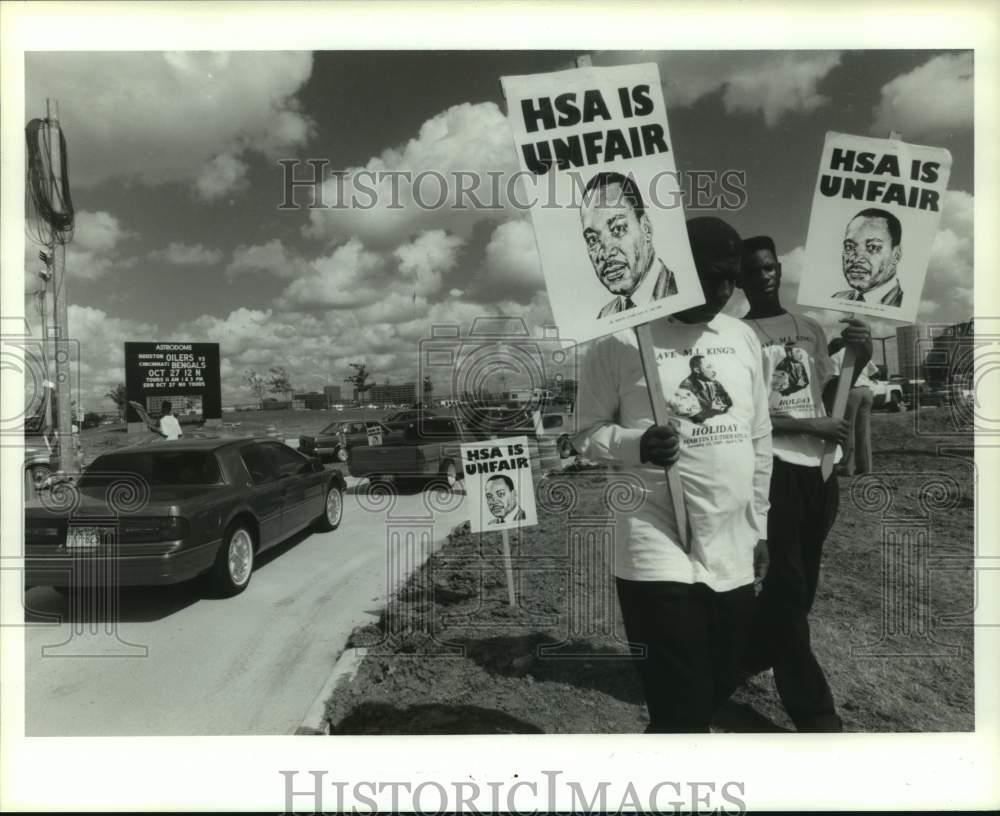 1991 Press Photo E. Muhammad & V. Jenkins protest Oilers\' game outside Astrodome