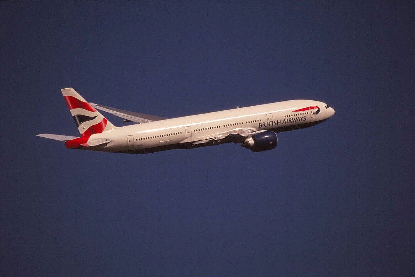 Original colour slide Boeing 777 G-BNLR of British Airways