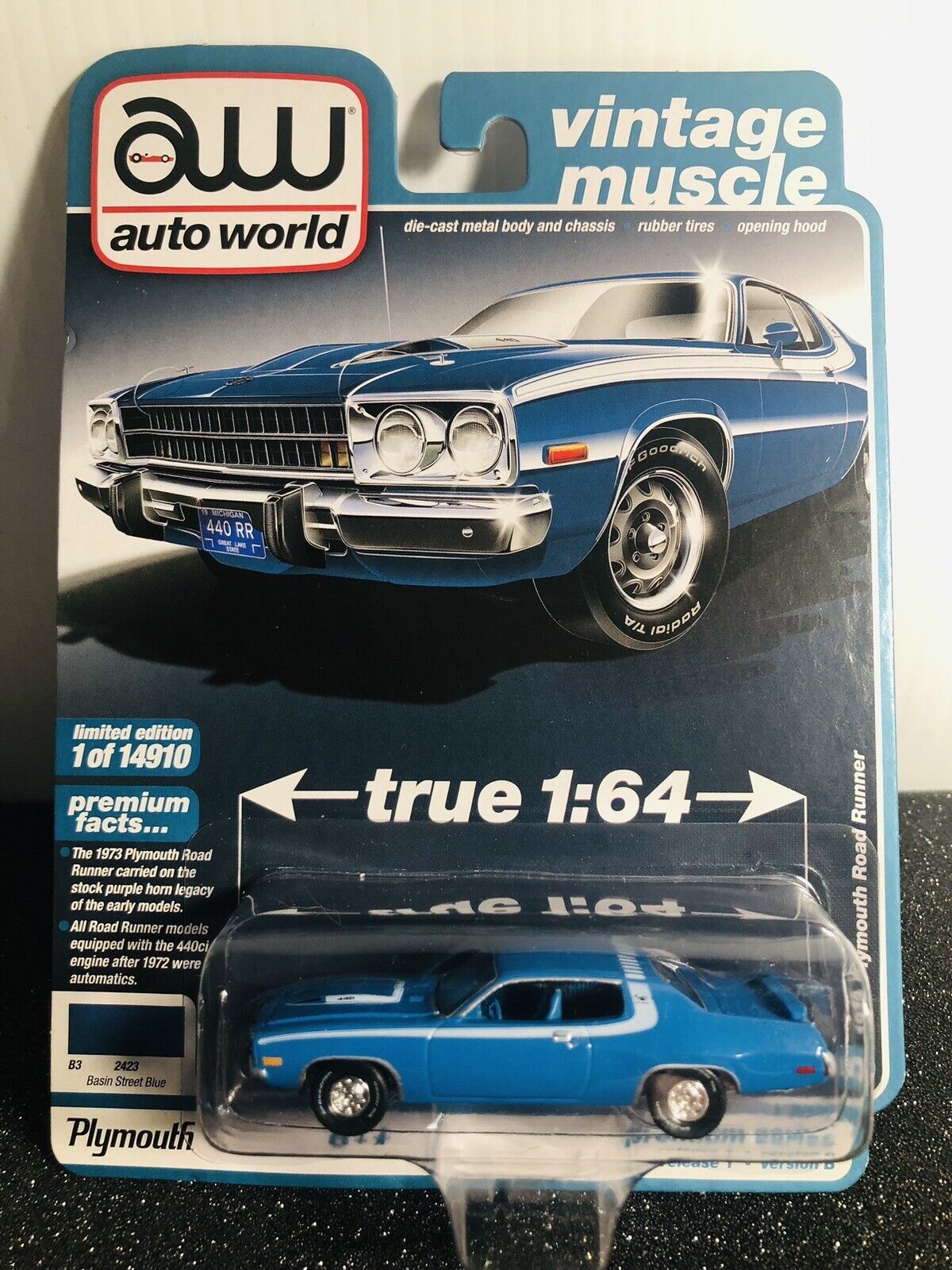 AUTO WORLD VINTAGE MUSCLE  1973 PLYMOUTH ROAD RUNNER LIM.ED. of 14910 BNIB 1:64