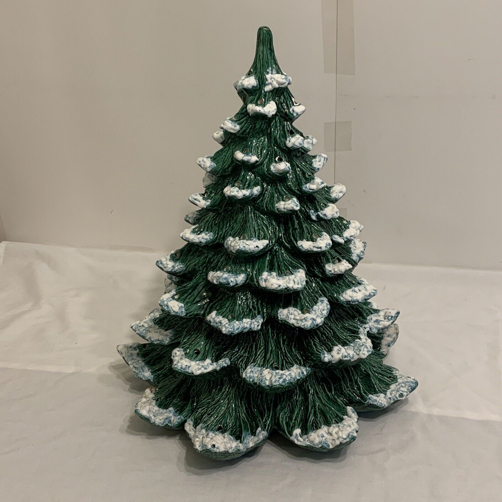 1979 Vintage Rare Nowell’s Mold Large Ceramic Christmas Tree With Snow Flakes