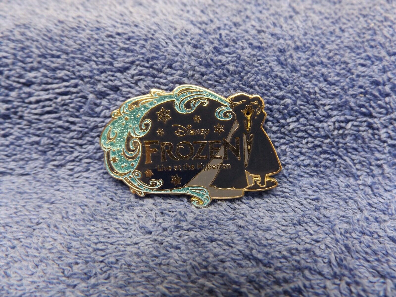 2016 DISNEY\'S FROZEN LIVE AT THE HYPERION OFFICIAL COLLECTIBLE ENAMEL LAPEL PIN