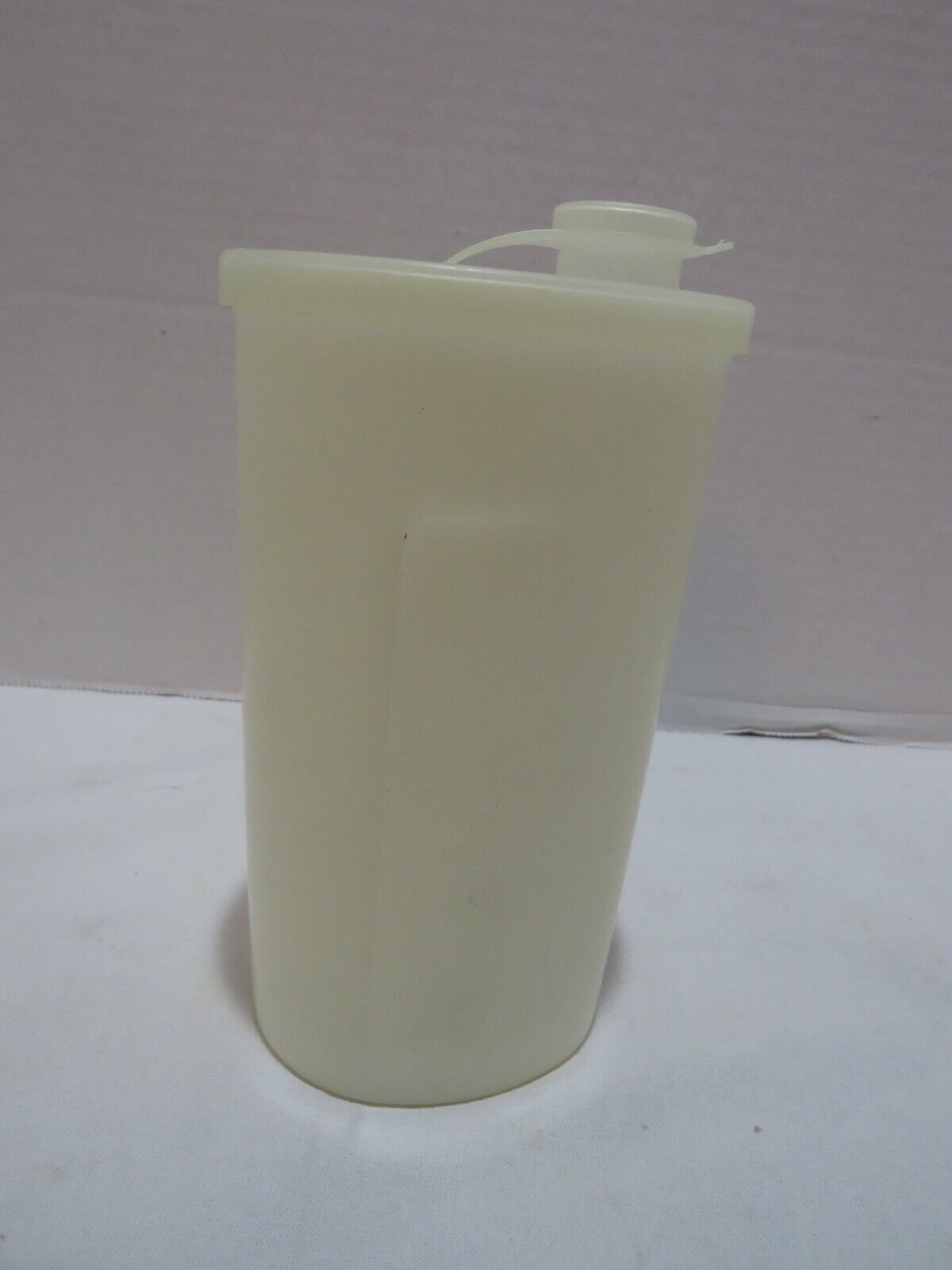 VTG TUPPERWARE SWEET SAVER SYRUP CONTAINER W/DRIPLESS SPOUT & CAP #640-4