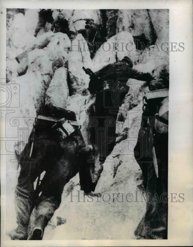 1944 Press Photo General Tito\'s Yugoslavian Guerillas Battle the Terrain