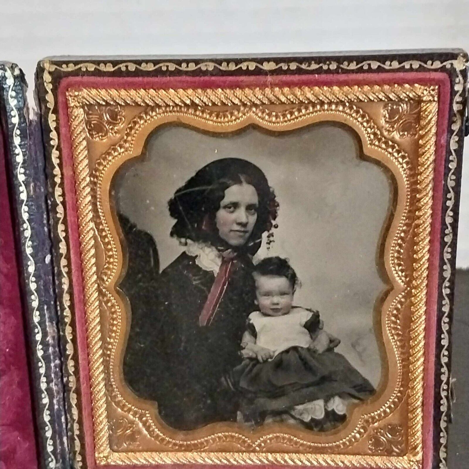 Early 1840s Daguerreotype Smiling Mother and child   tin type tintype .