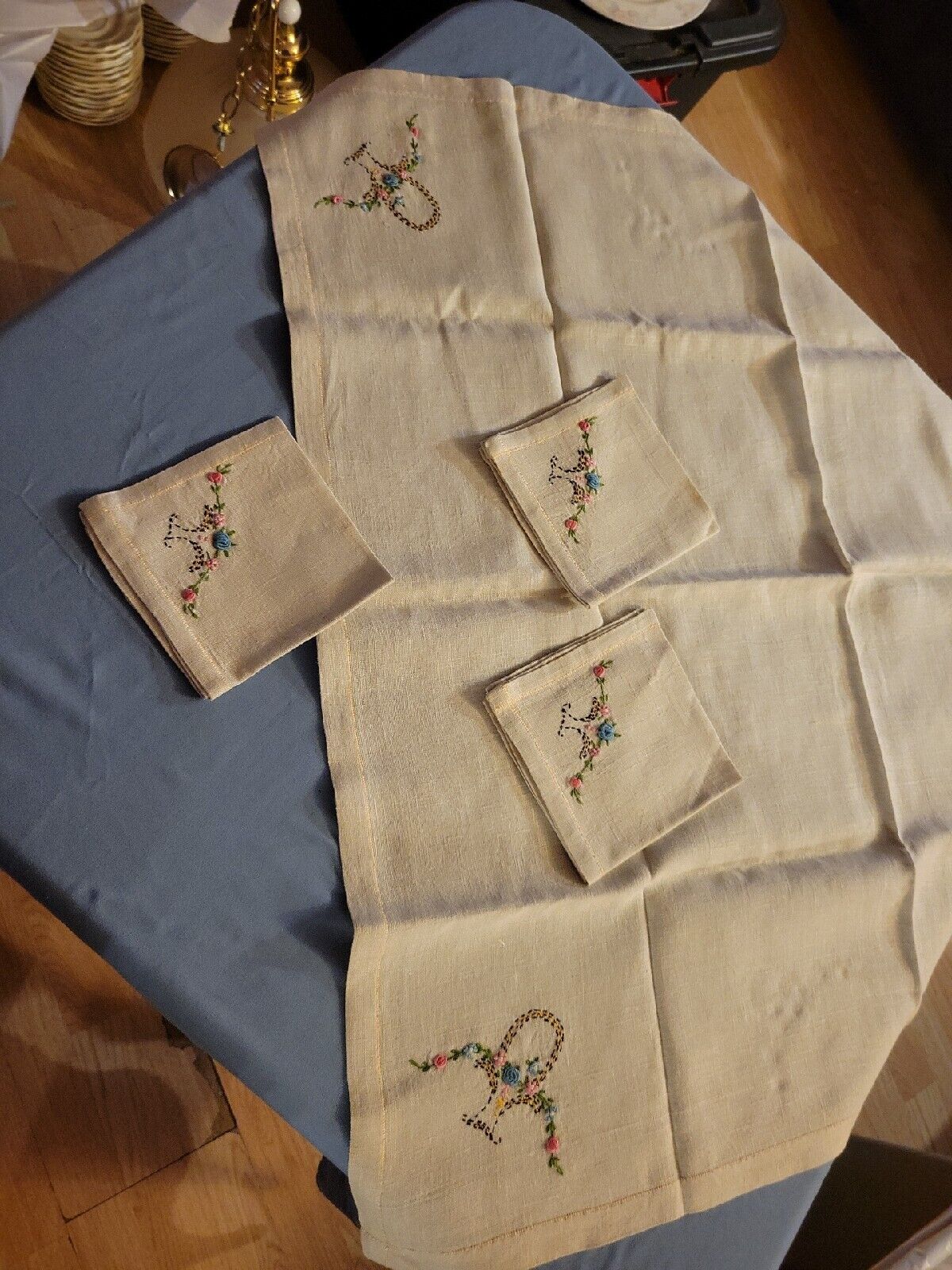 LOOK Vtg Linen Hand Embroidered Floral Basket Card Table Cloth Matching Napkins