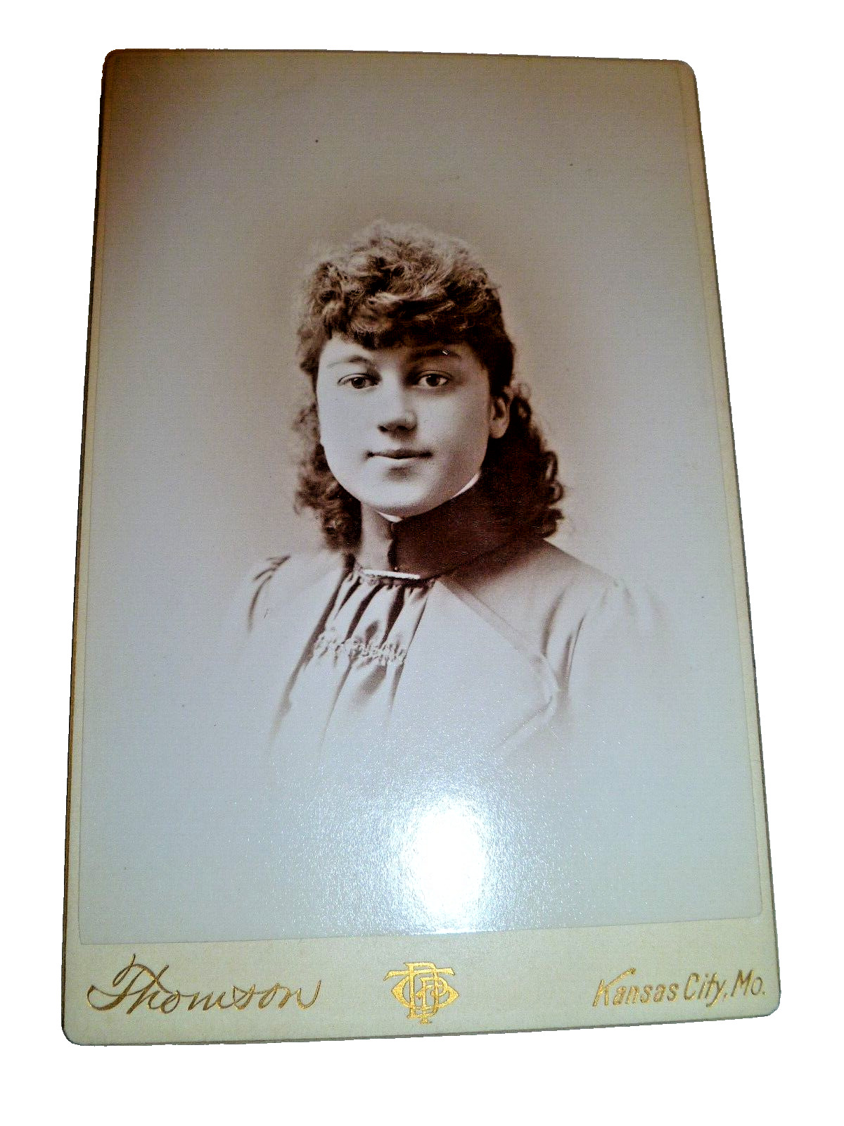 ANTIQUE PHOTOGRAPH Cabinet Photo Thomson Kansas City MO Young Lady 6x4\