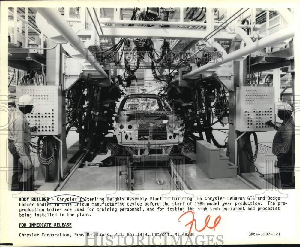 Press Photo Scene at the Chrysler\'s Sterling Heights Assembly Plant - sax25721