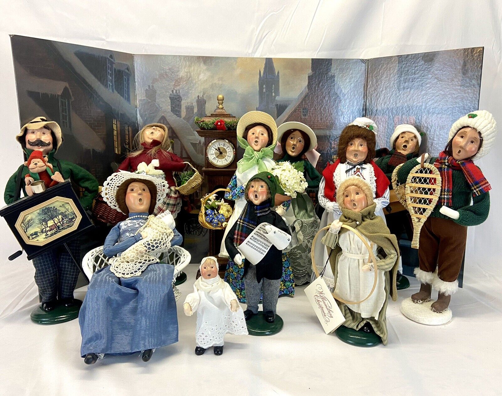 Byers Choice Christmas Carolers Lot of 11 Figures w/ Background & Clock (92-03)