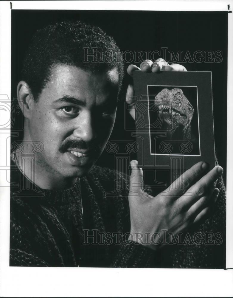 1988 Press Photo Ron Cotton Sculptor makese dinosaur model shot as holograms.
