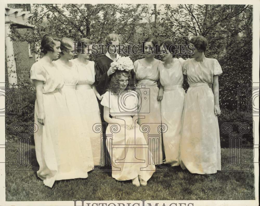 1931 Press Photo May Day Festival Queen Receives Crown with Attendants, Evanston
