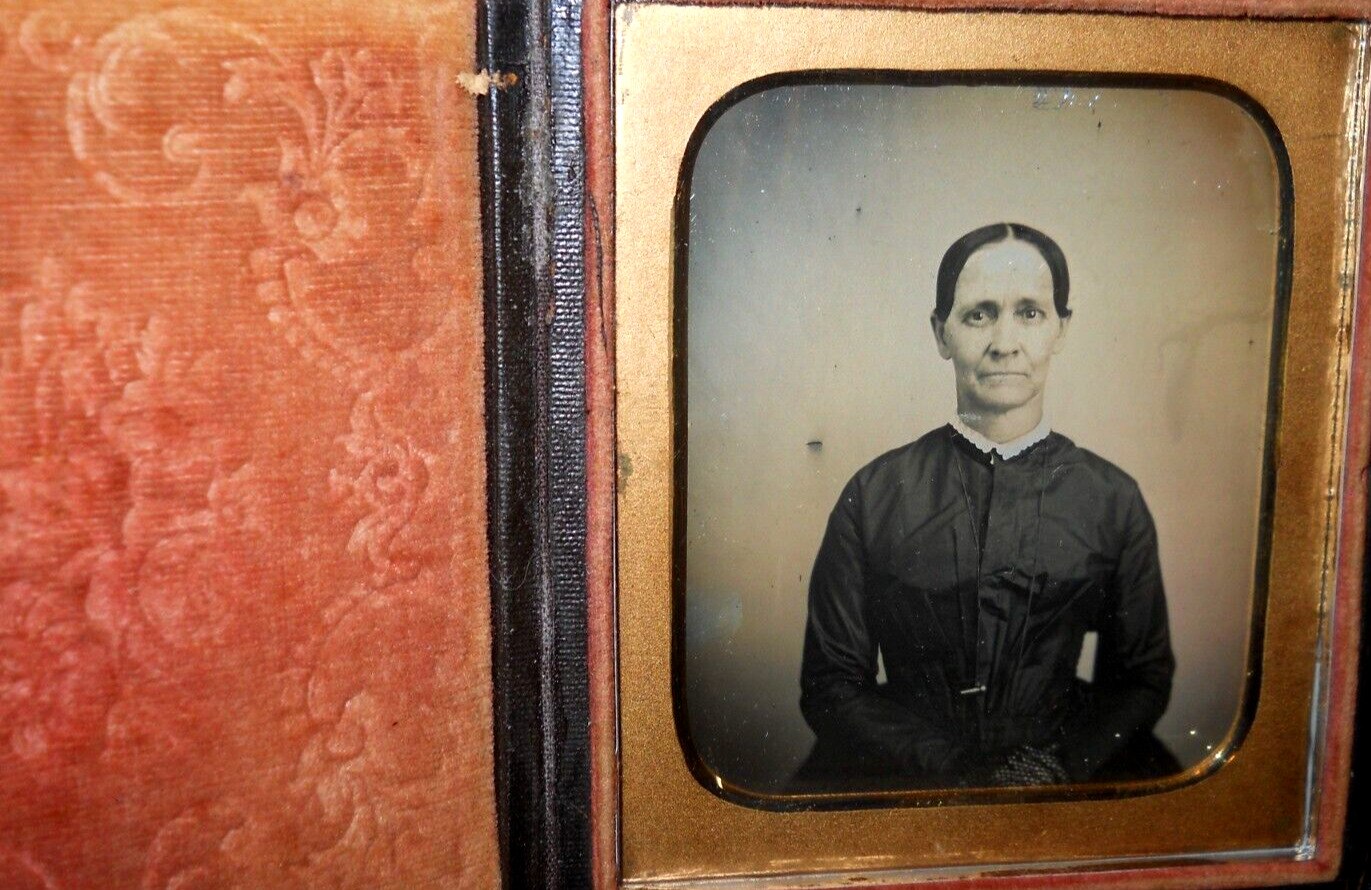 1/6th size Daguerreotype of older lady in full case
