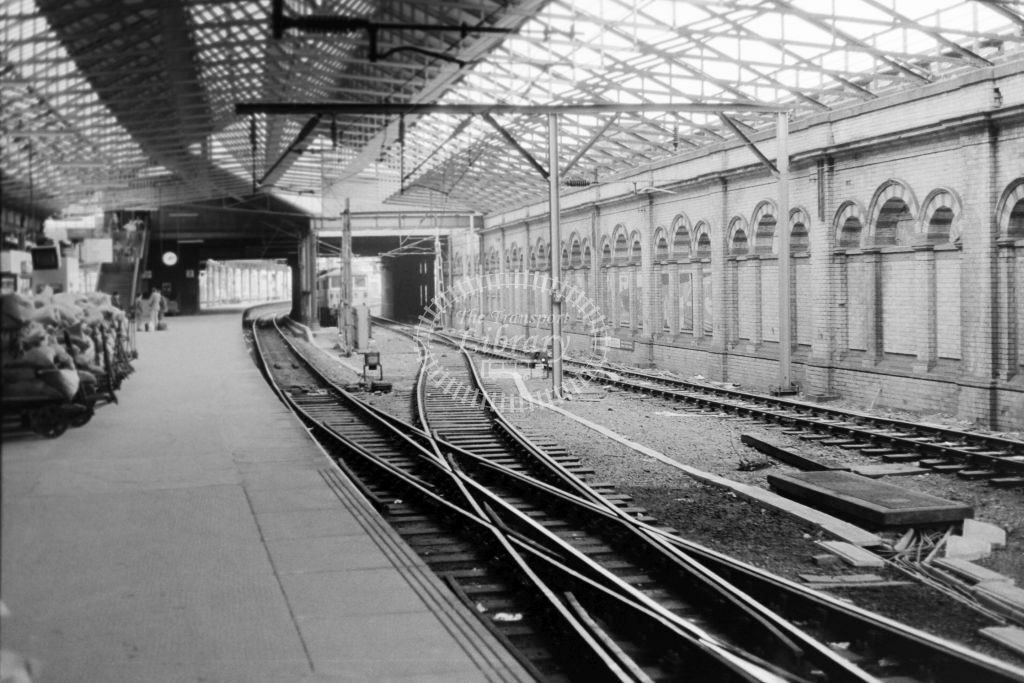 PHOTO BR British Railways Station Scene - CREWE 10