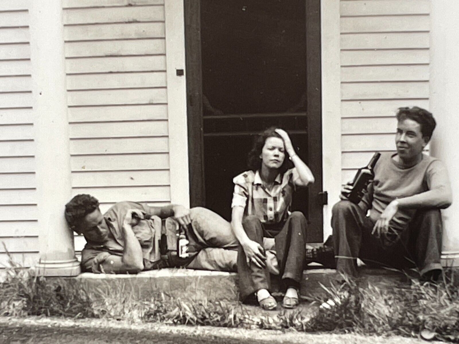 XF Photograph Drunk Group Drinking Beer Doorstep Porch Stoop Woman Men 1940s