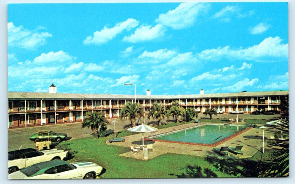PERRY, Florida FL ~ Roadside SOUTHERN INN MOTEL Pool c1960s Cars  Postcard
