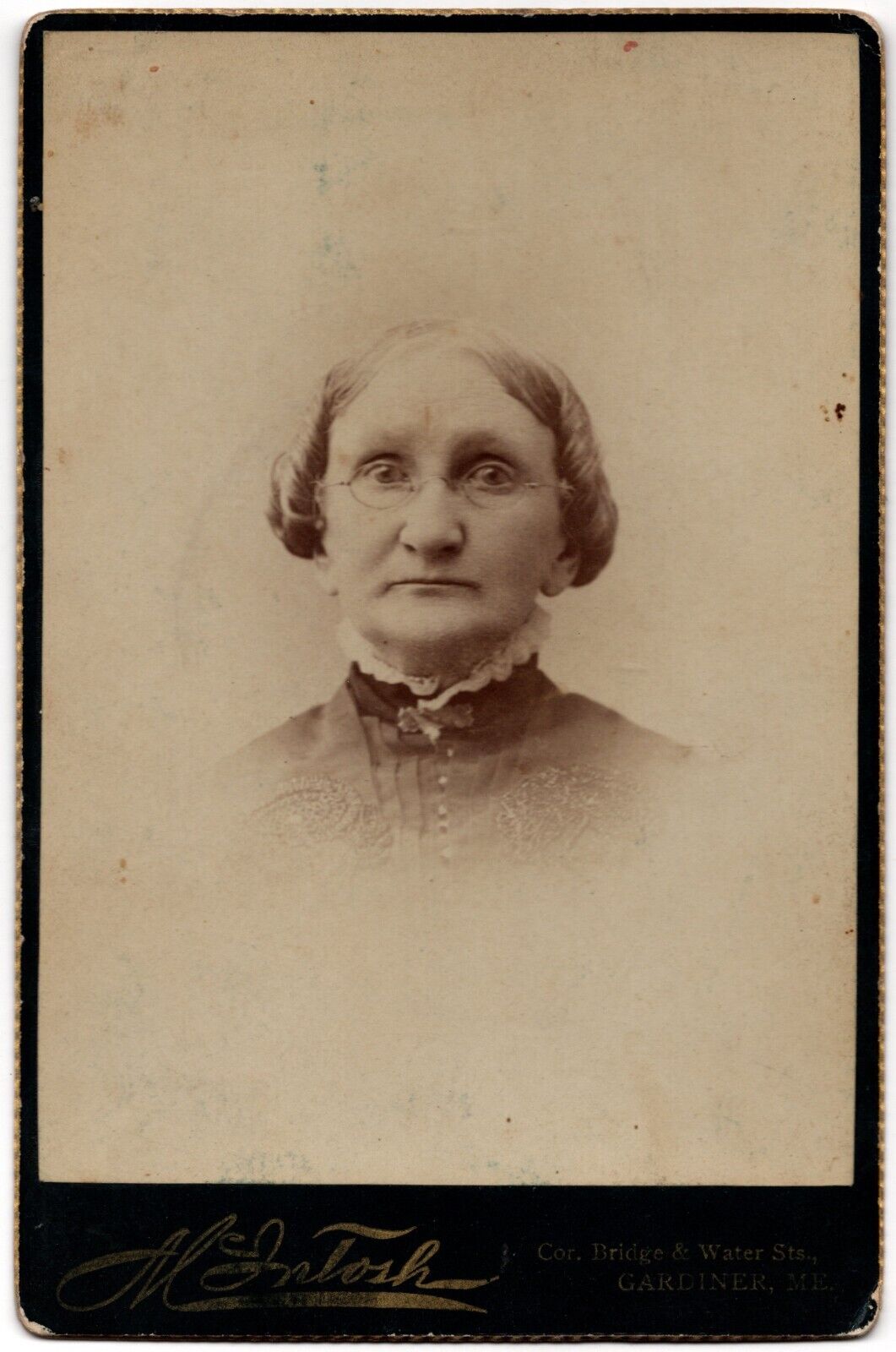 C. 1880s CABINET CARD McINTOSH OLD LADY IN DRESS WEARING GLASSES GARDINER MAINE