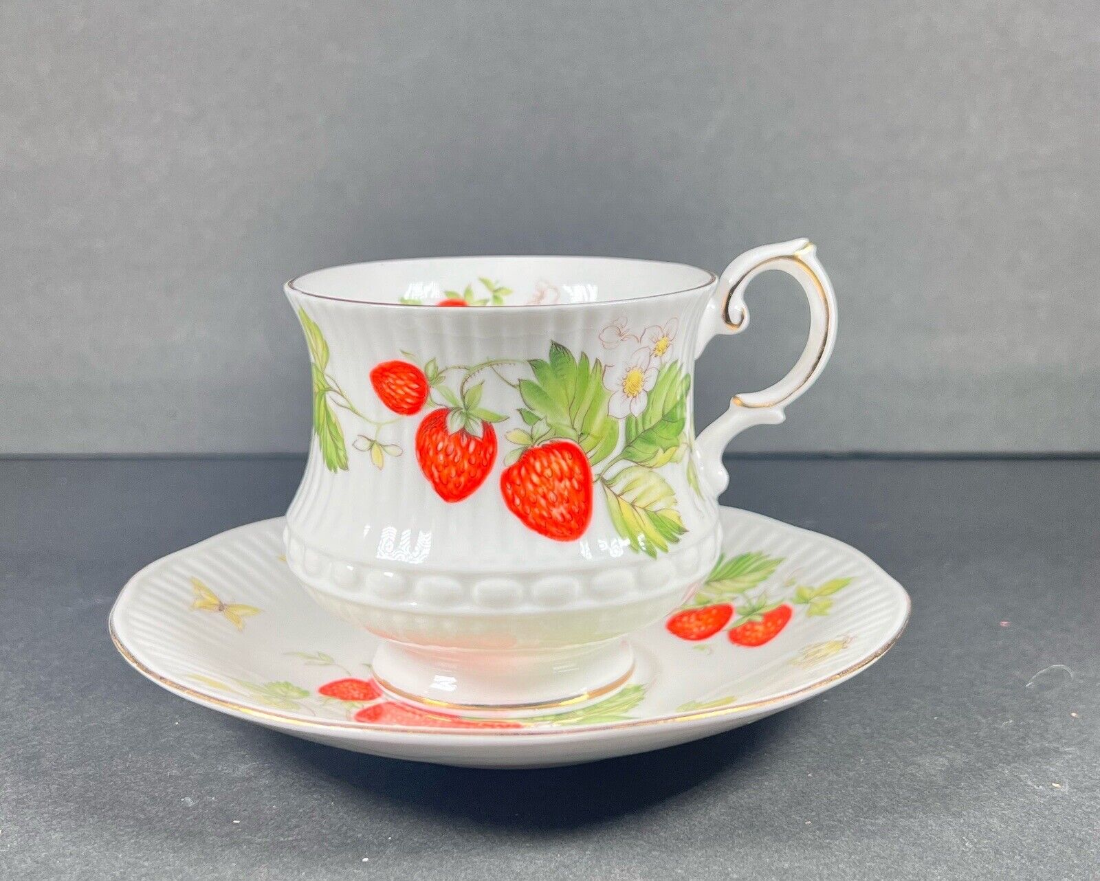 Rosina VIRGINIA STRAWBERRY TEACUP Red White Queens Vintage Bone China England