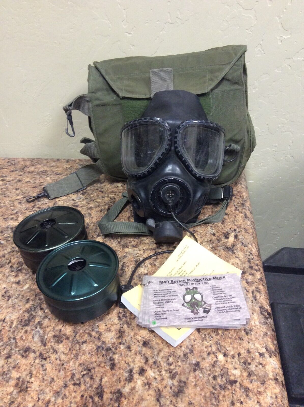 USGI Military M40 Gas Mask with Carry Bag Pre-Owned Size Medium