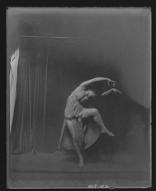 Isadora Duncan dancer,women,performers,clothing,fabric,legs,Arnold Genthe,1915