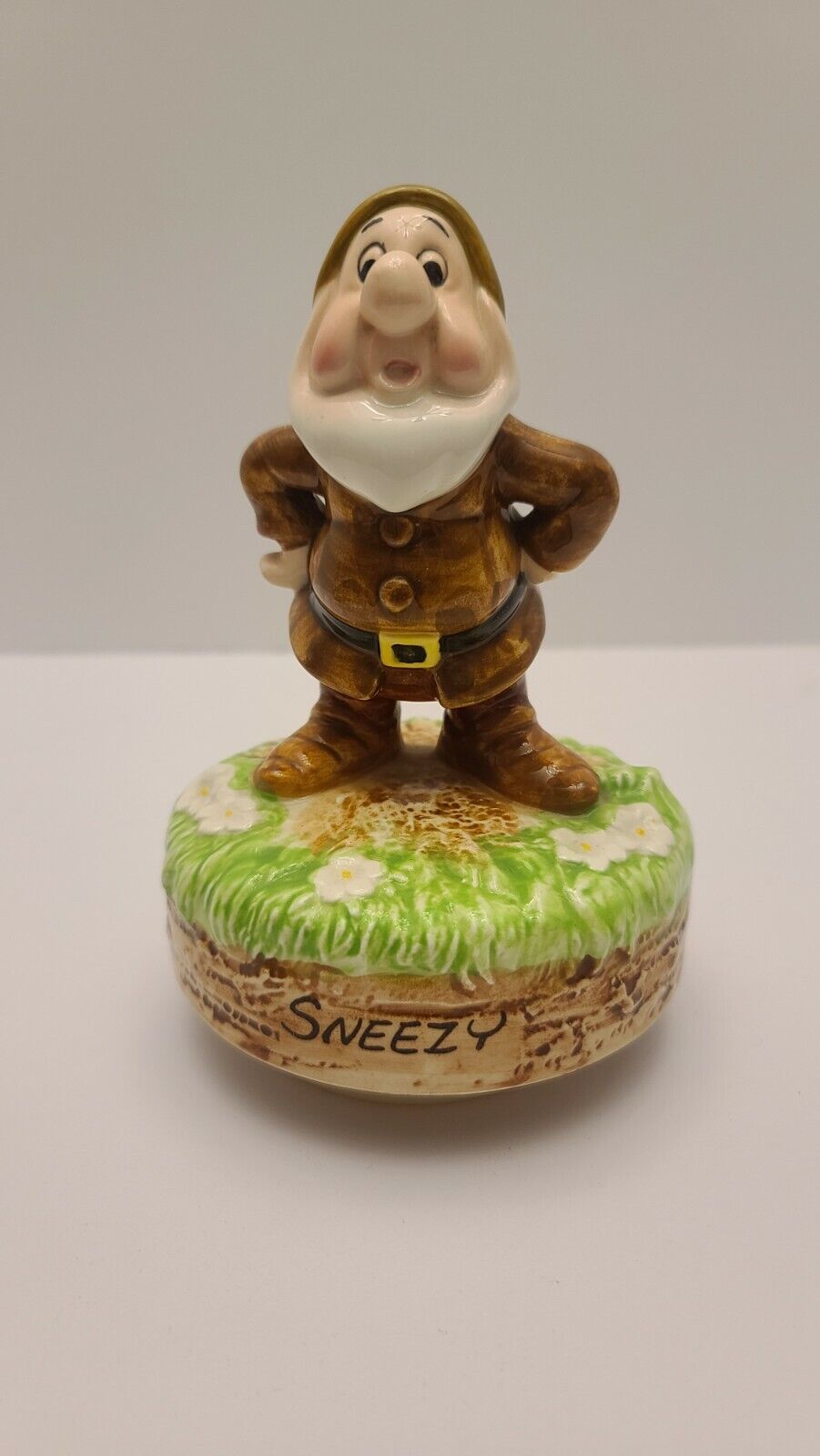 Sneezy~ Musical Spinning Figurine Snow White Seven Dwarfs Disney Schmid Japan