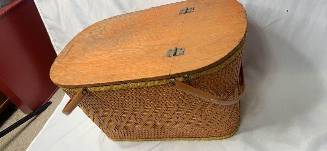Vintage Redmon large traditional picnic basket