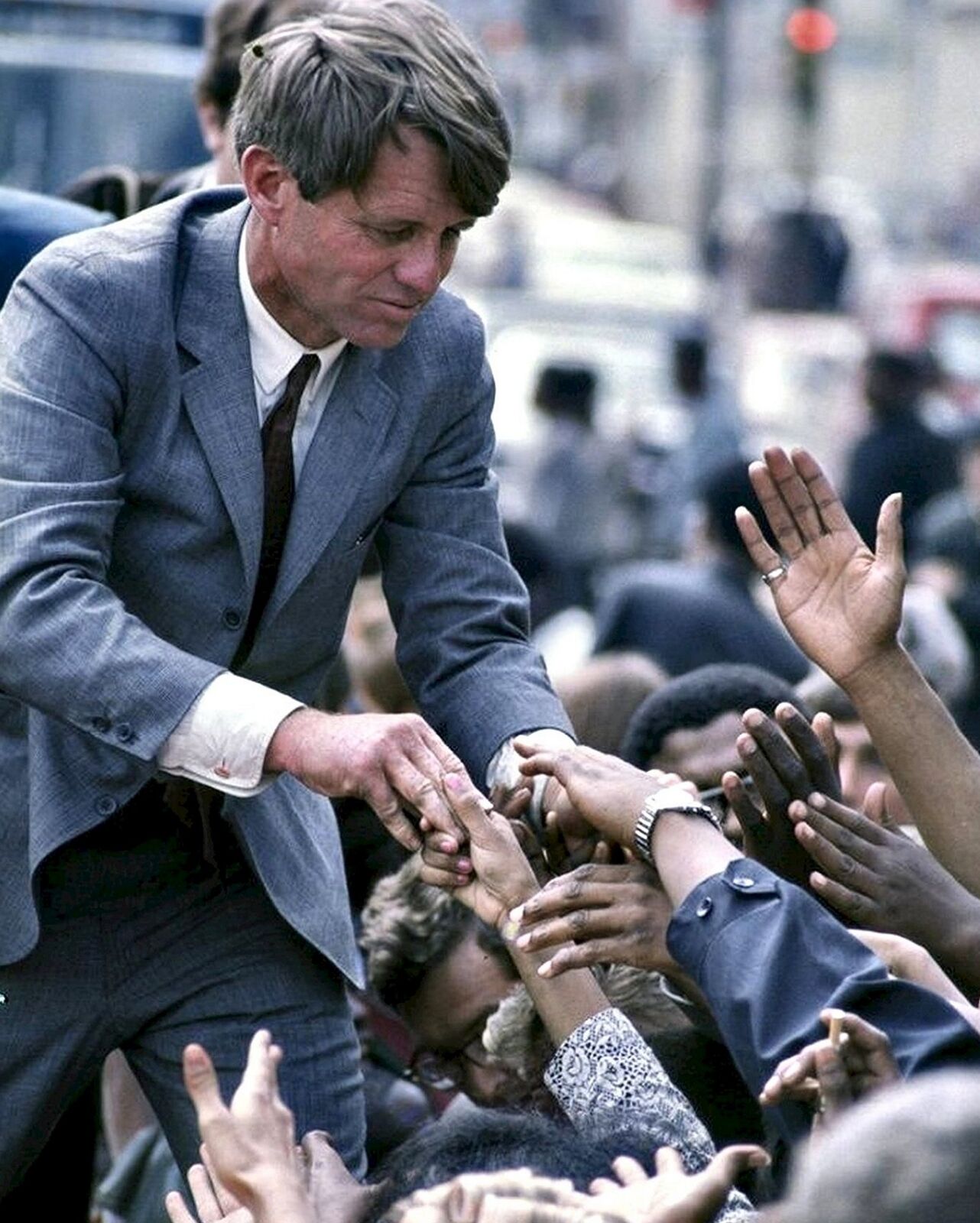 1968 ROBERT F KENNEDY ON THE CAMPAIGN TRAIL Photo (220-V)