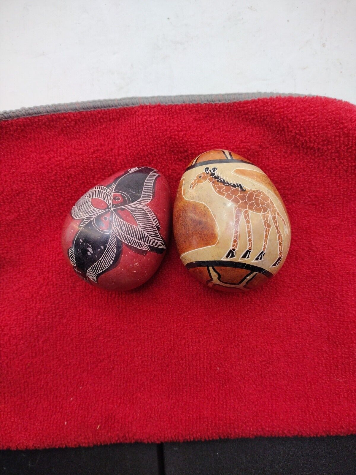 2 Vintage Kenya  HAND CARVED & Painted , & Etched Stone Egg\'s 