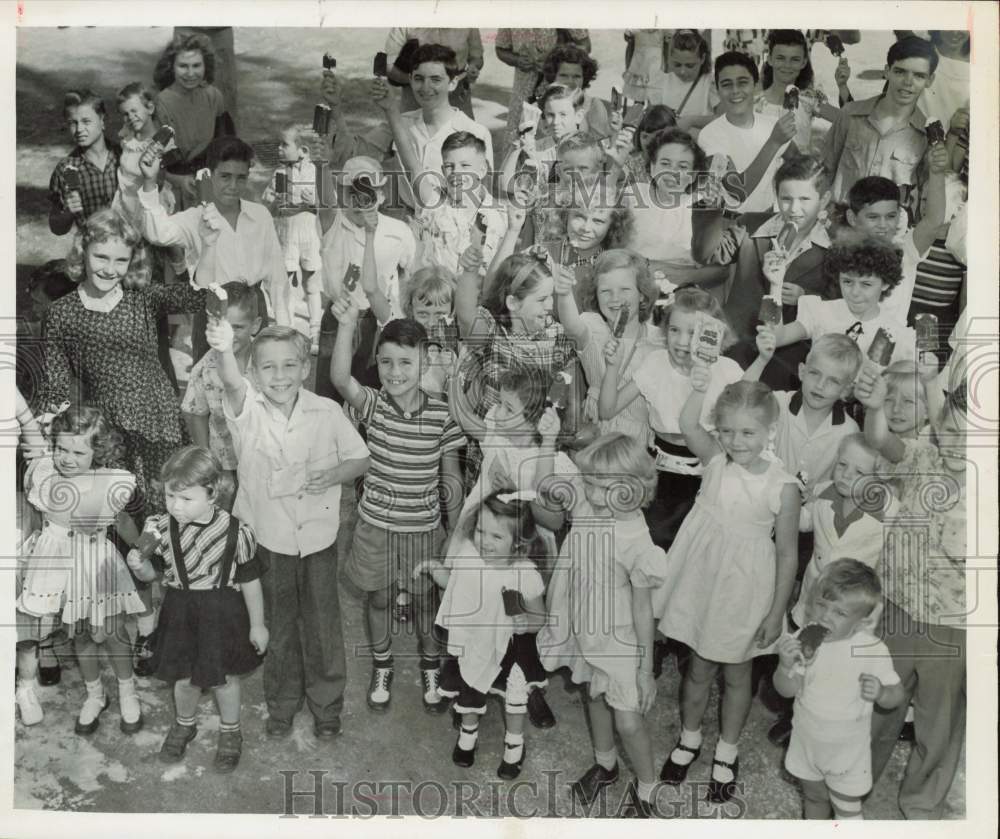 1948 Press Photo Happy polio kids get ice cream - lra60730