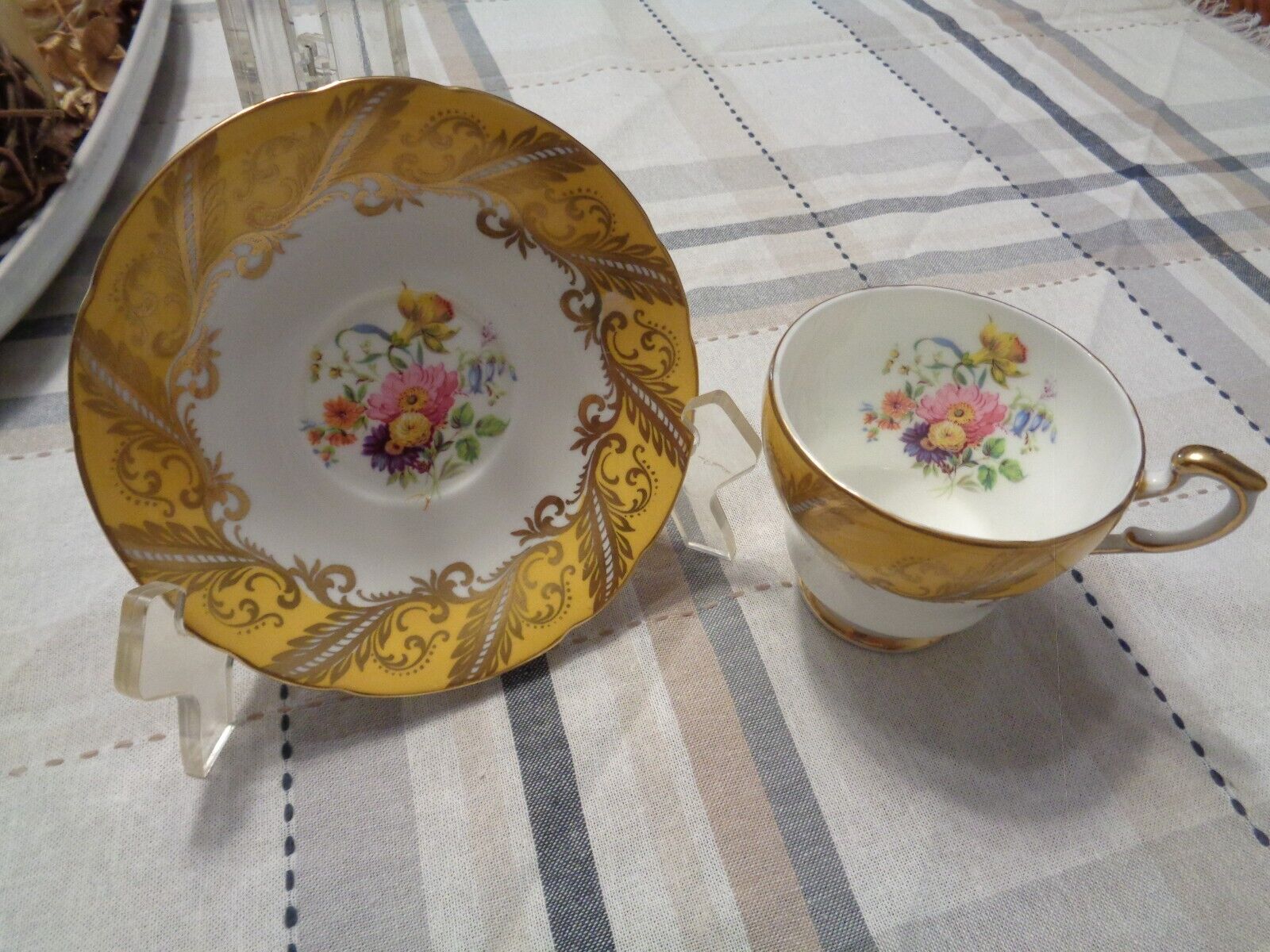 PARAGON TEACUP FINE BONE CHINA BY APPOINTMENT TO HER MAJESTY THE QUEEN ENGLAND