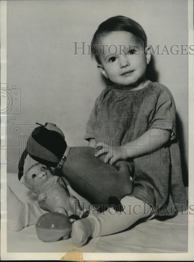 1935 Press Photo Delores Breska, 16 month old, victim of Myositis Ossification