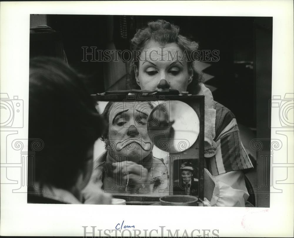 1988 Press Photo Clowns B. Curtis Conner and Caryl Houck put face make ups