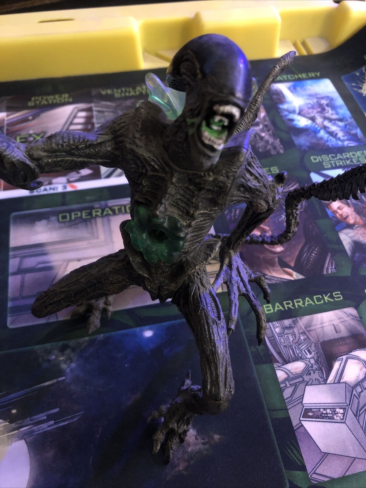Alien vs Predator AVP The Ultimate Showdown DVD Collector\'s Set Rare Figure