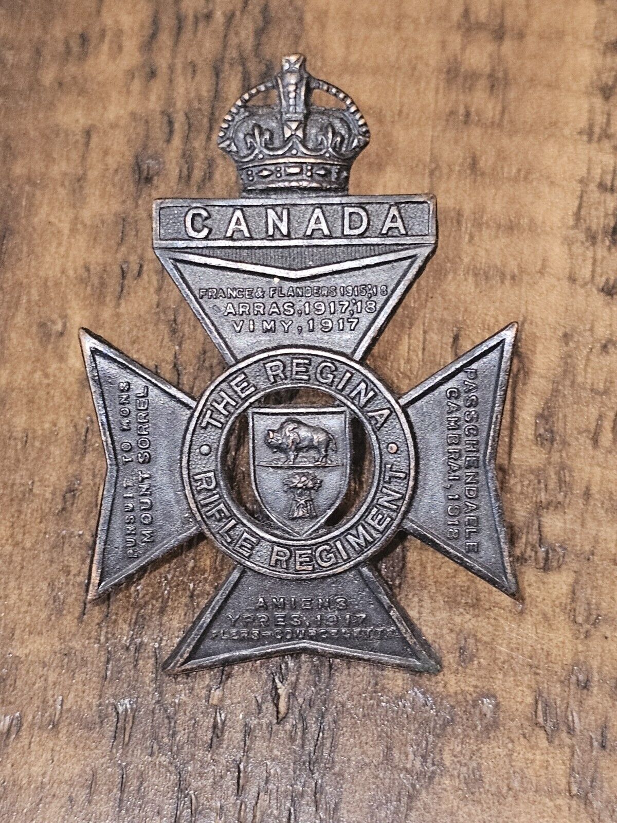 WWI WWII British Canada Army Kings Crown Regina Rifle Regiment Cap Badge L@@K