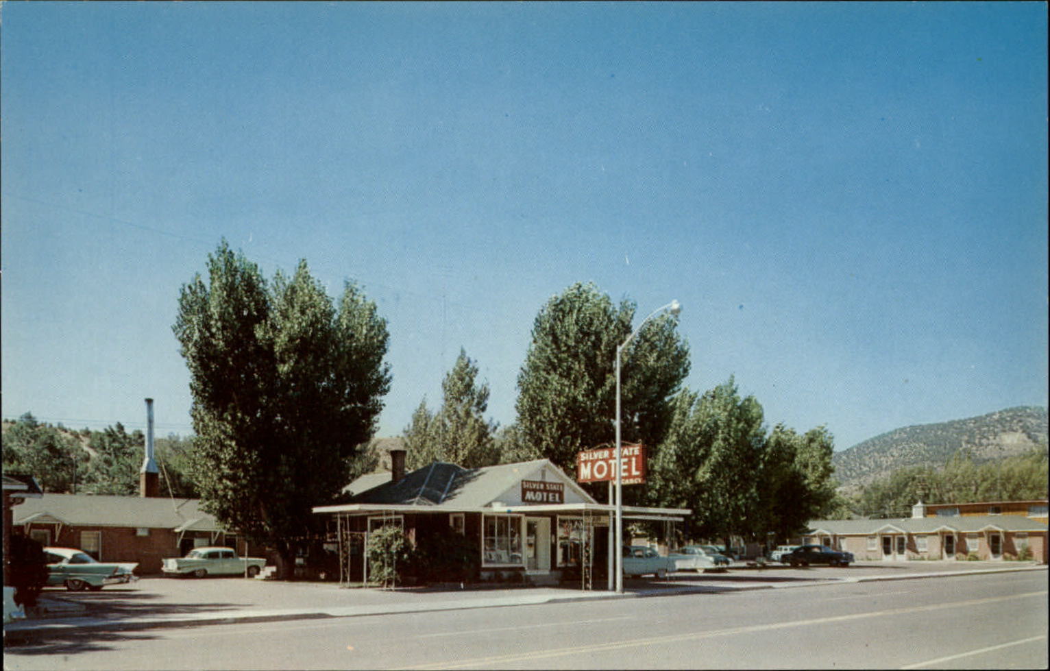 Ely Nevada ~ Silver State Motel ~ 1950s cars ~ postcard sku347