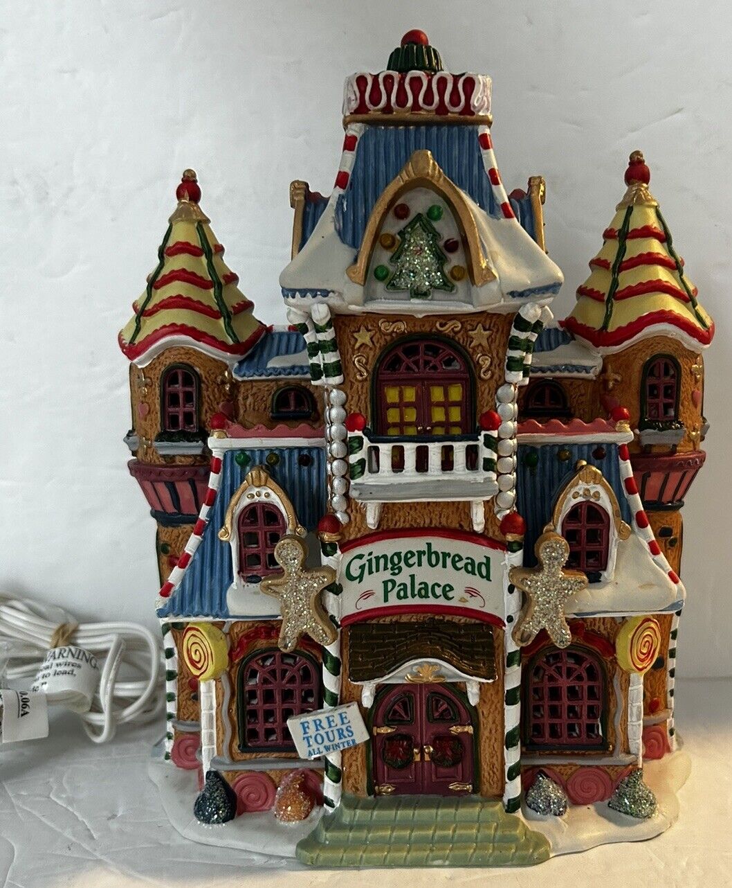 LEMAX Santa\'s Wonderland Gingerbread Palace Christmas Lighted House, 2002