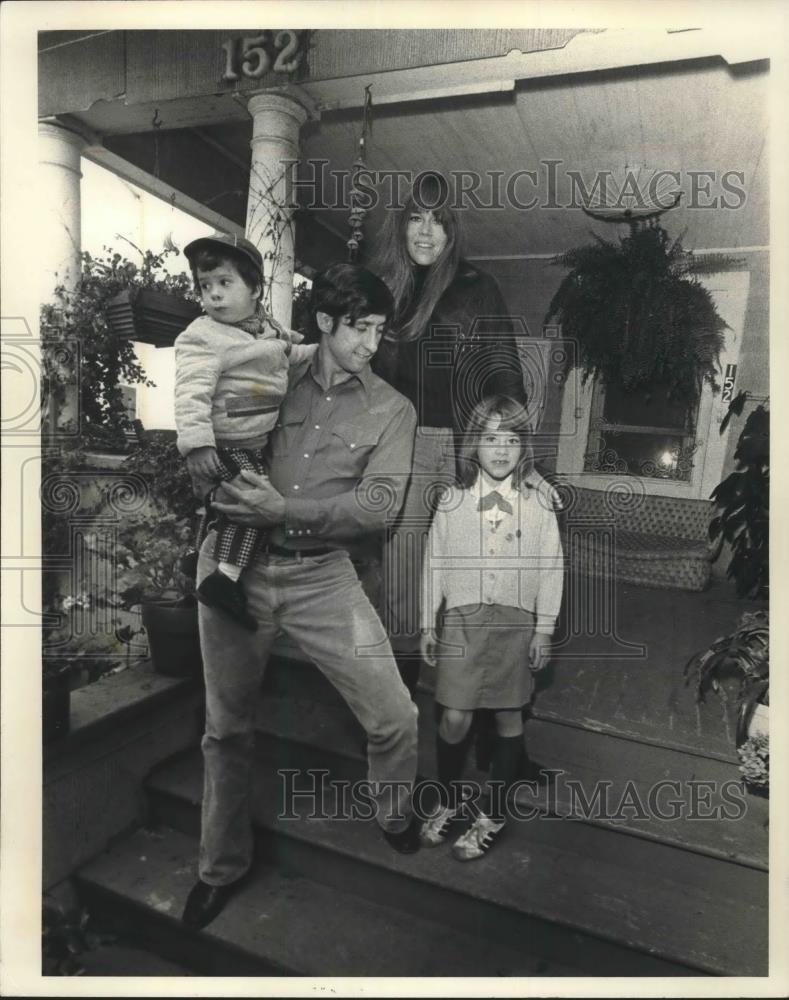 1976 Press Photo Actress Jane Fonda with husband Tom, and kids Vanessa and Troy